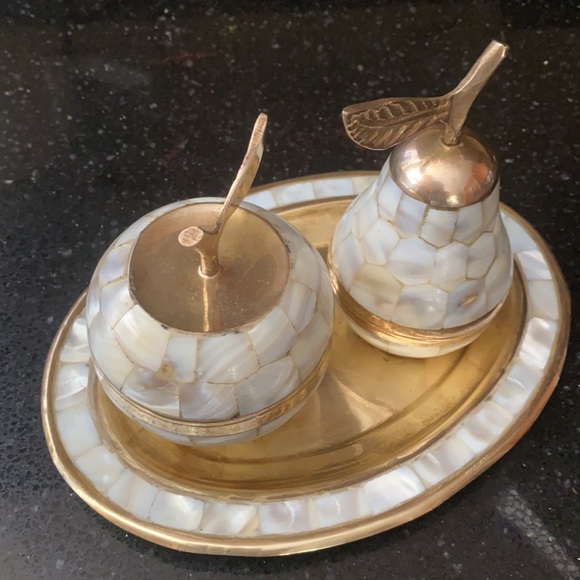 Rich mother of pearl and brass jewelry boxes with plate - Picture 2 of 4